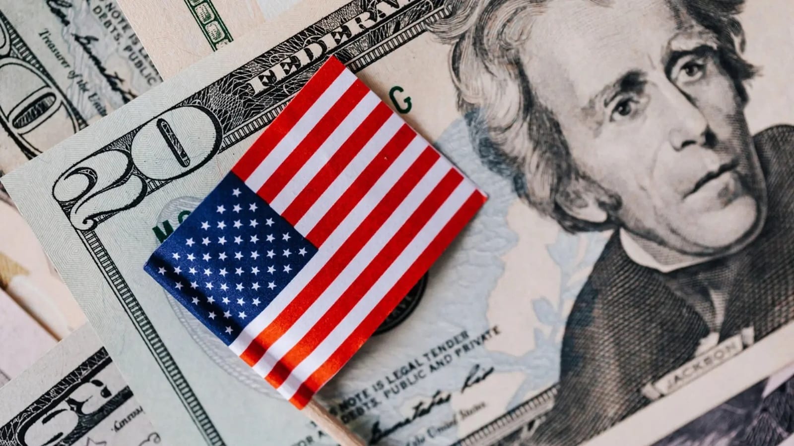 Inflação nos Estados Unidos pressiona mercados e mantém dólar em alta