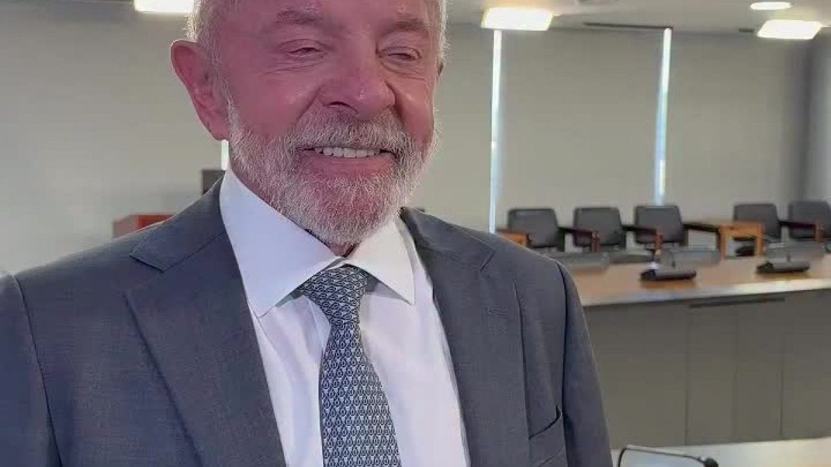 ‘Não tenho dinheiro’: Lula diz que vai pegar celular de Janja emprestado para entrar no ‘Exército do Lula’
