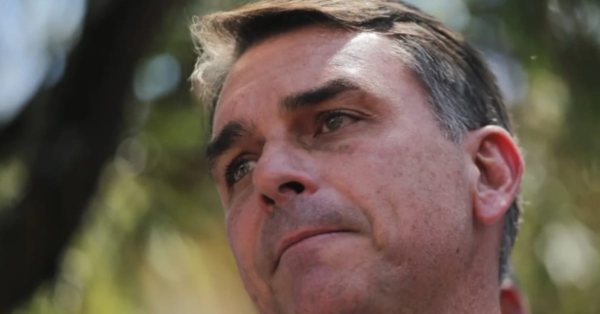 Flávio Bolsonaro foi embora para os EUA. Avião em voo, diz o site Metrópoles