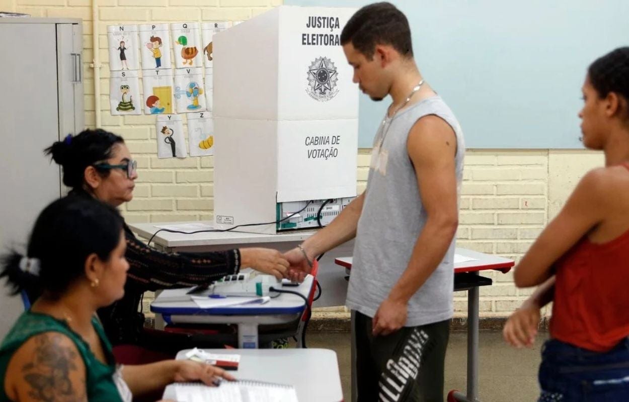 Novo horário: até que horas pode votar hoje?