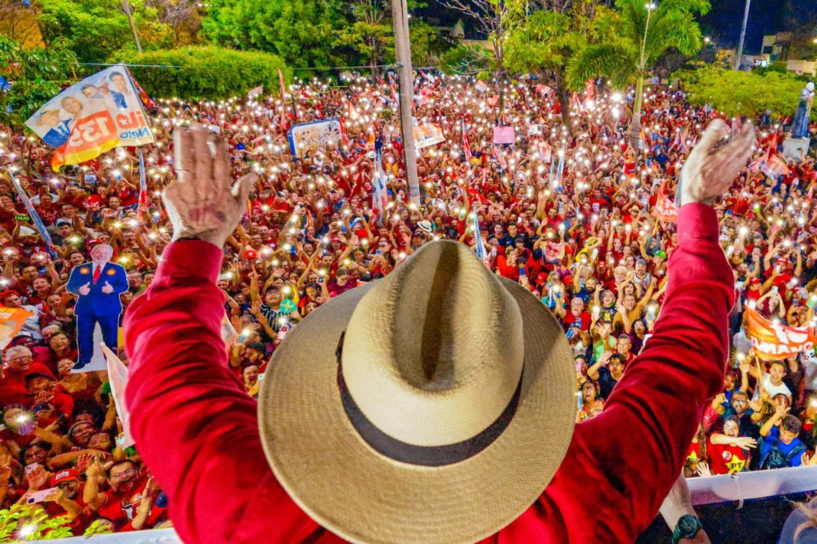 Janja interrompe abraço de eleitora a Lula em Juazeiro do Norte