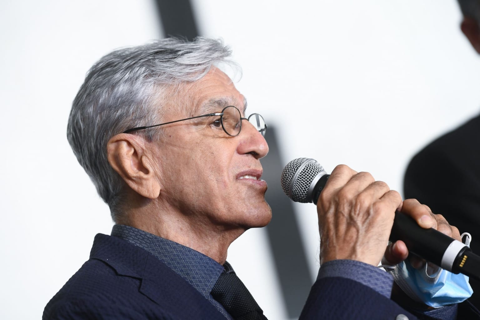 Lucas Pavanato xinga Caetano Veloso, e cantor processa deputado eleito