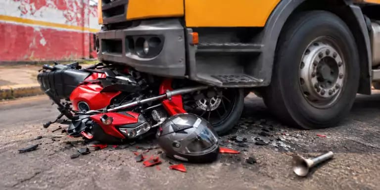 Caminhão dos Correios e moto colidem no Centro de Botucatu