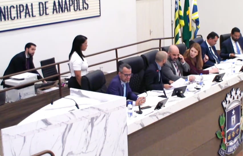 Câmara de Anápolis aprova dois PLCs e retira um da pauta