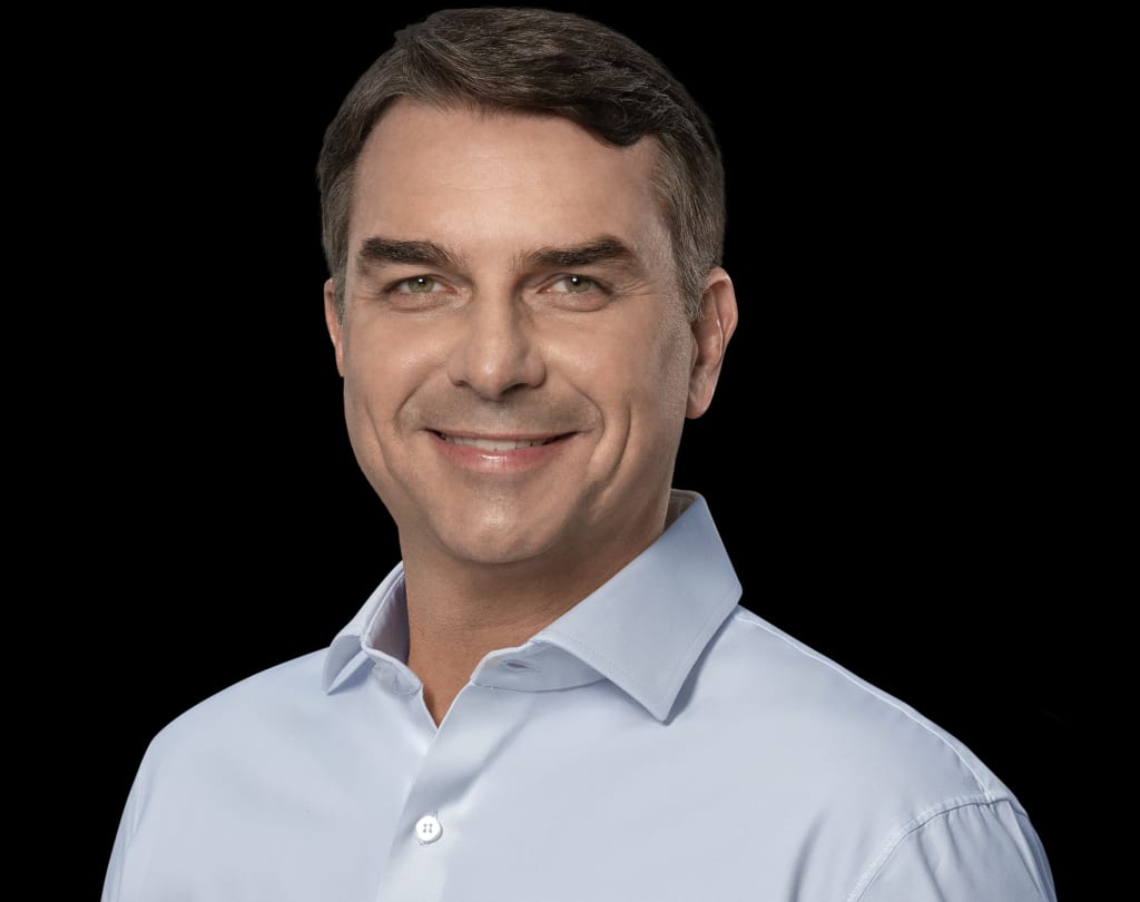 Flávio Bolsonaro confirma encontro com prefeitos mineiros em Belo Horizonte
