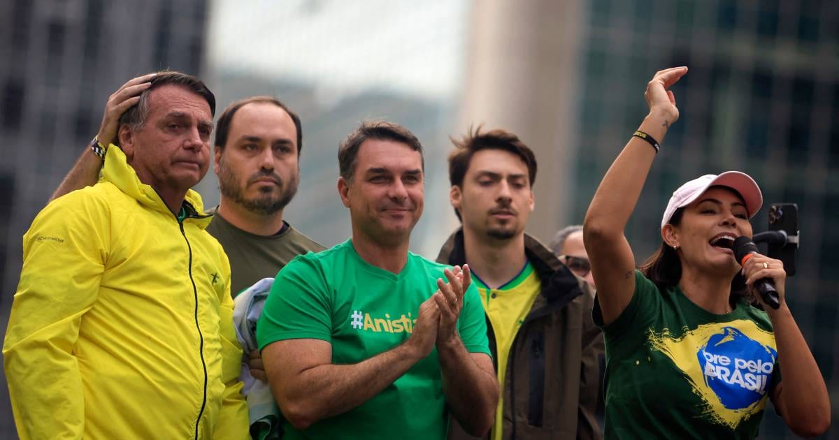 O integrante da família Bolsonaro que se saiu melhor após eleição e fuga de Flávio