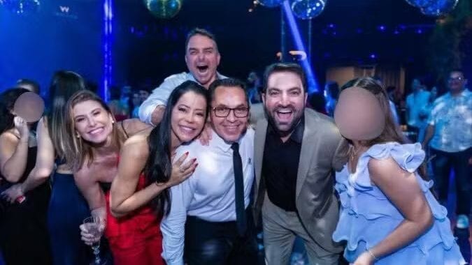 Flávio Bolsonaro era usuário master de conta ligada a jatinho usado por Vorcaro