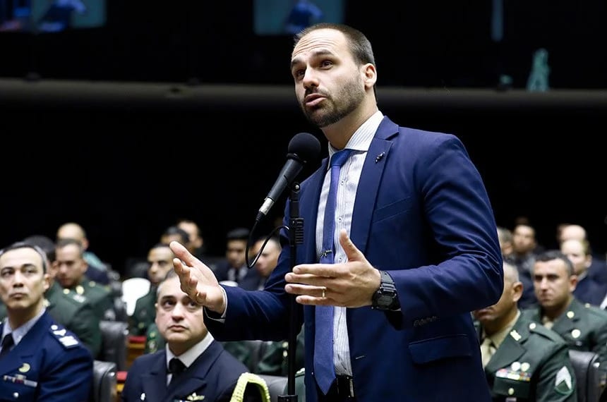 Eduardo Bolsonaro fala em enviar tropas dos EUA ao Brasil se Flávio perder eleição