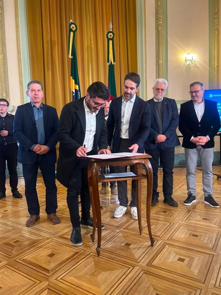 Leite assina ordem de início das obras na ERS‑355
