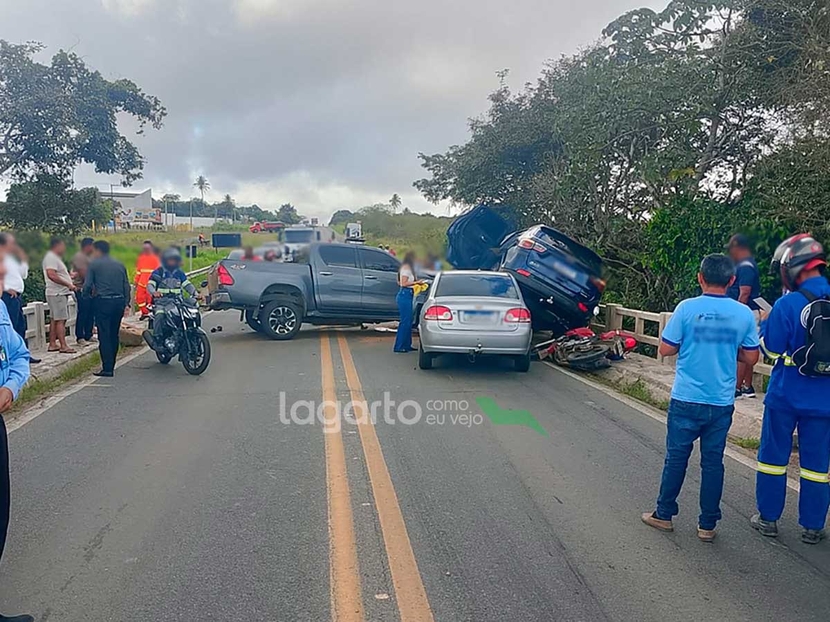 Colisão entre três carros e uma moto interdita BR-235 em Itabaiana
