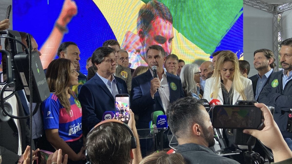 Flávio diz que levou canjica com leite condensado a Bolsonaro