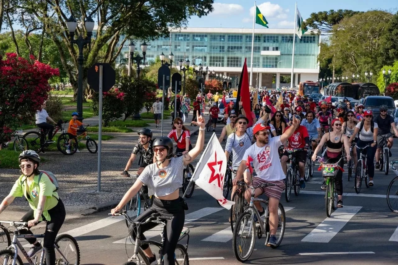 PedaLula e Baile Vermelho mobilizam apoio a Lula em Curitiba neste sábado