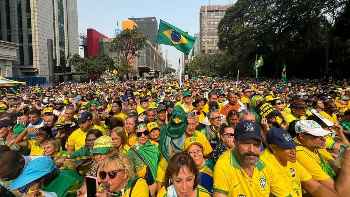 Flávio Bolsonaro faz live na Paulista antes do ato de 7 de setembro