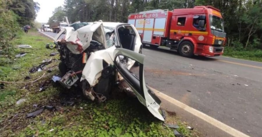 Acidente entre dois carros deixa dois mortos e três feridos na RS-135, em Erechim