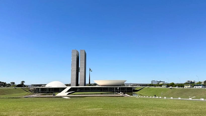 O partido de Bolsonaro passou de 98 deputados em 2022 para 121 em 2026, alcançando 23,6% das cadeiras da Câmara. No Sena