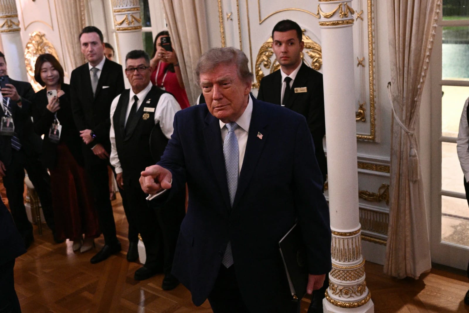 Trump não quer contaminar eleições dos EUA com derrota de Flávio Bolsonaro, avalia analista internacional