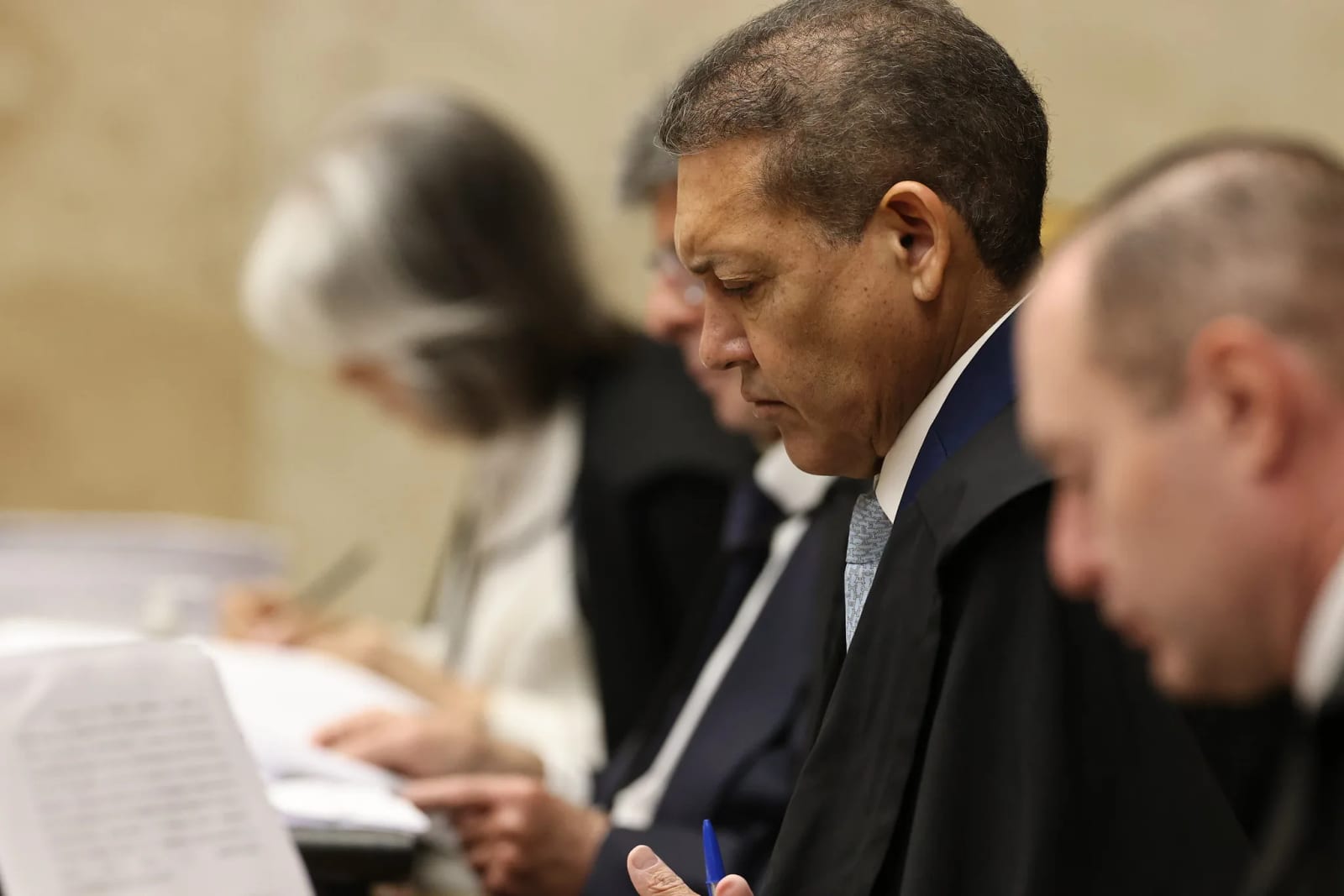Nunes Marques e Toffoli se afastam do julgamento sobre investigação que cita Moraes