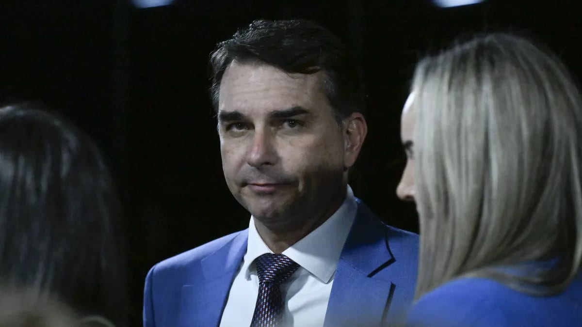 Deputados do PT pedem a prisão de Flávio Bolsonaro e alerta vermelho da Interpol