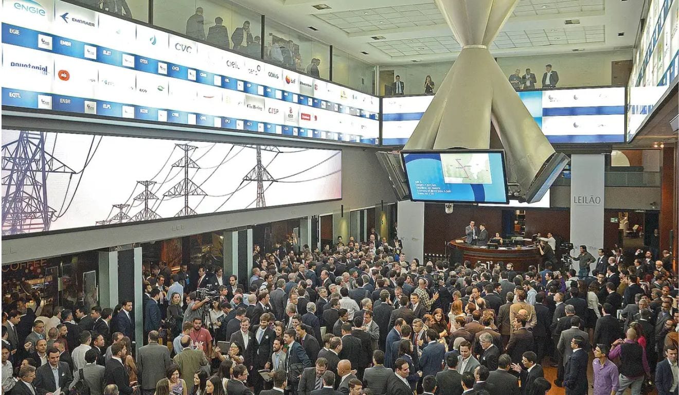 Após Flávio ‘vencer’ primeiro turno, Ibovespa bate recorde e dólar ‘despenca’