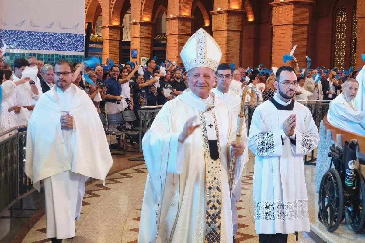 Em missa em Aparecida, arcebispo fala em "não odiar quem pensa diferente"