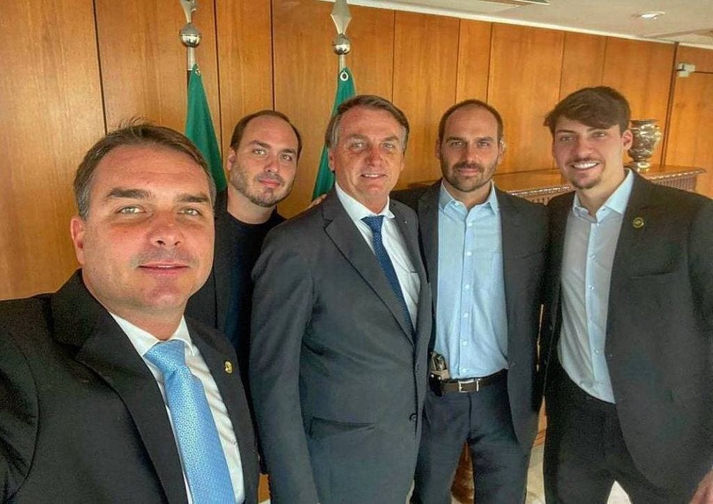 ‘Casa Bolsonaro’: Flávio pode consolidar dinastia política no Brasil, diz Guardian