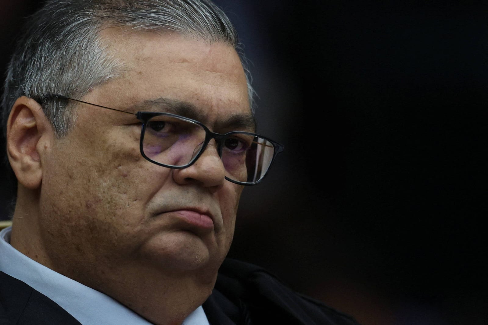 Dino manda PF investigar suspeita de financiamento estrangeiro à campanha de Flávio Bolsonaro
