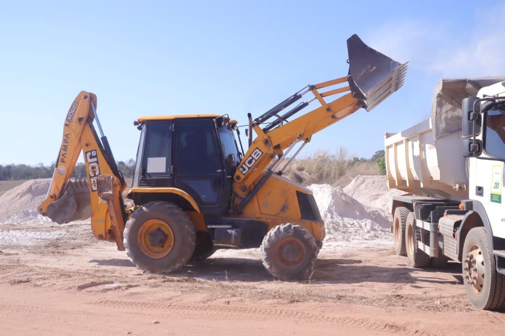 Prefeitura de Diamantino inicia entrega de 3 mil toneladas de calcário