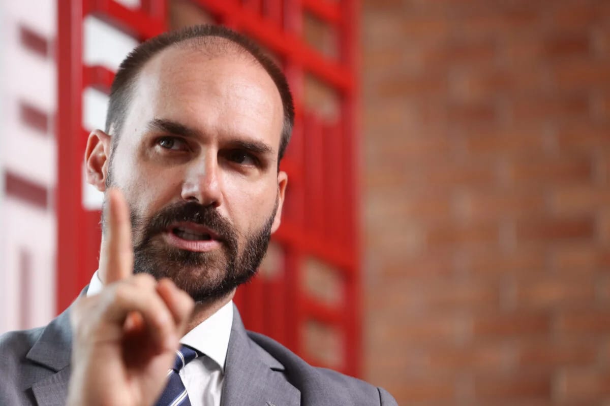 Leia o mandado de prisão expedido por Moraes à PF contra Eduardo Bolsonaro