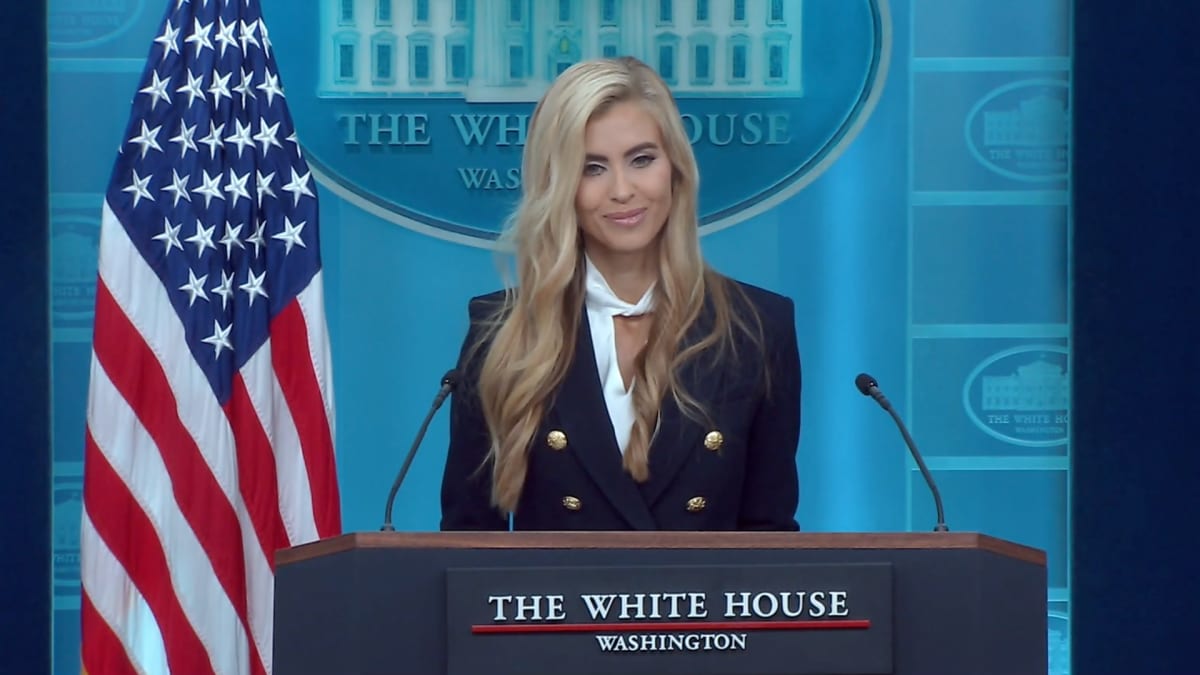 Porta-voz de Trump confunde presidente com marido em estreia