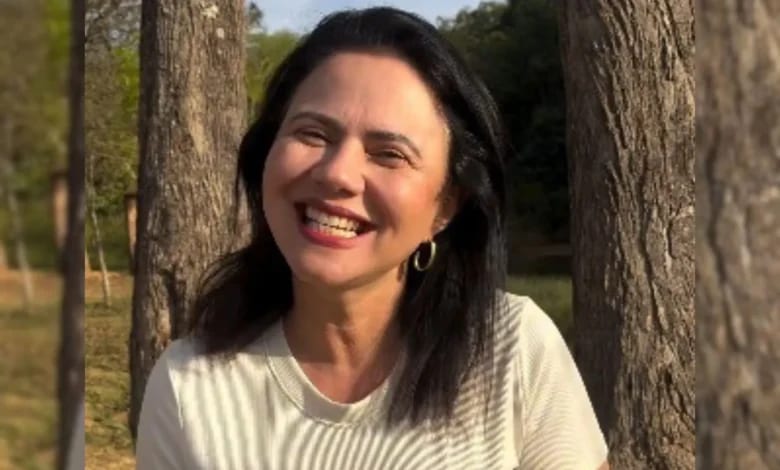 Candidata Maria Yvelônia se fere após tombamento de trio elétrico em Valparaíso de Goiás