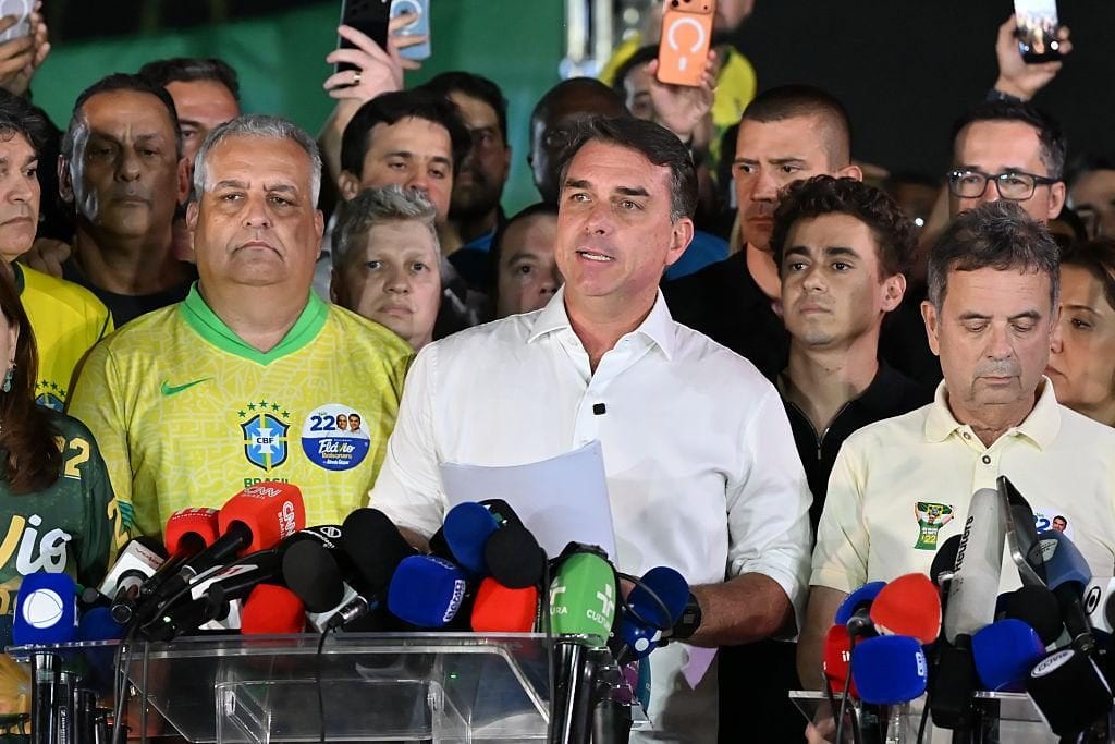Flávio Bolsonaro diz ter sido intimado pela Polícia Federal a entregar passaportes e fica impedido de sair do Brasil