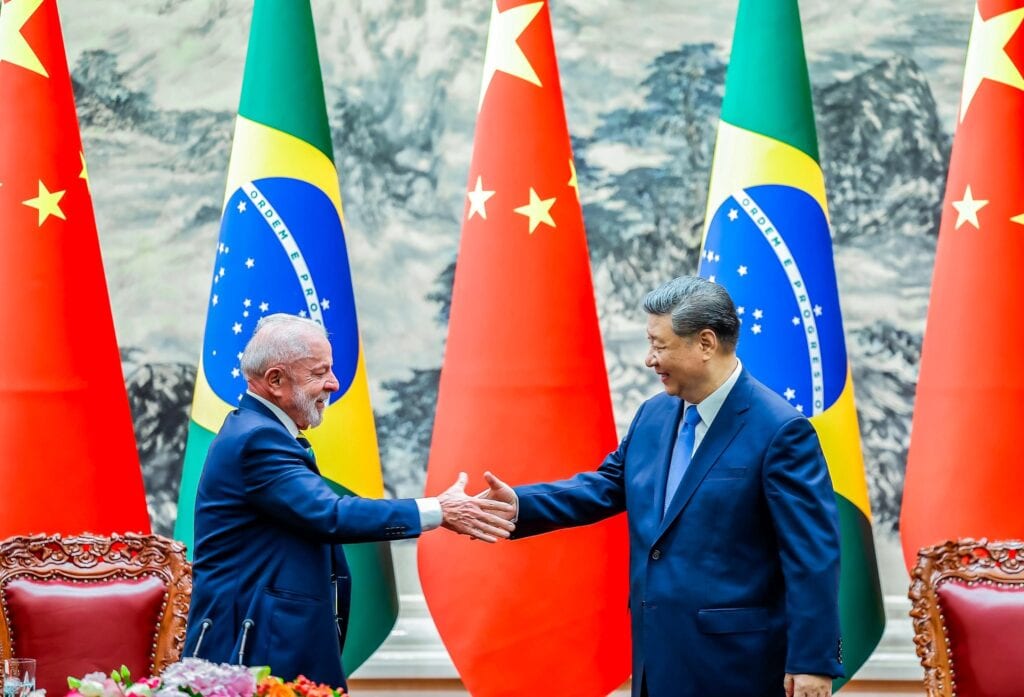 Xi Jinping parabeniza Lula por reeleição e destaca relação China-Brasil
