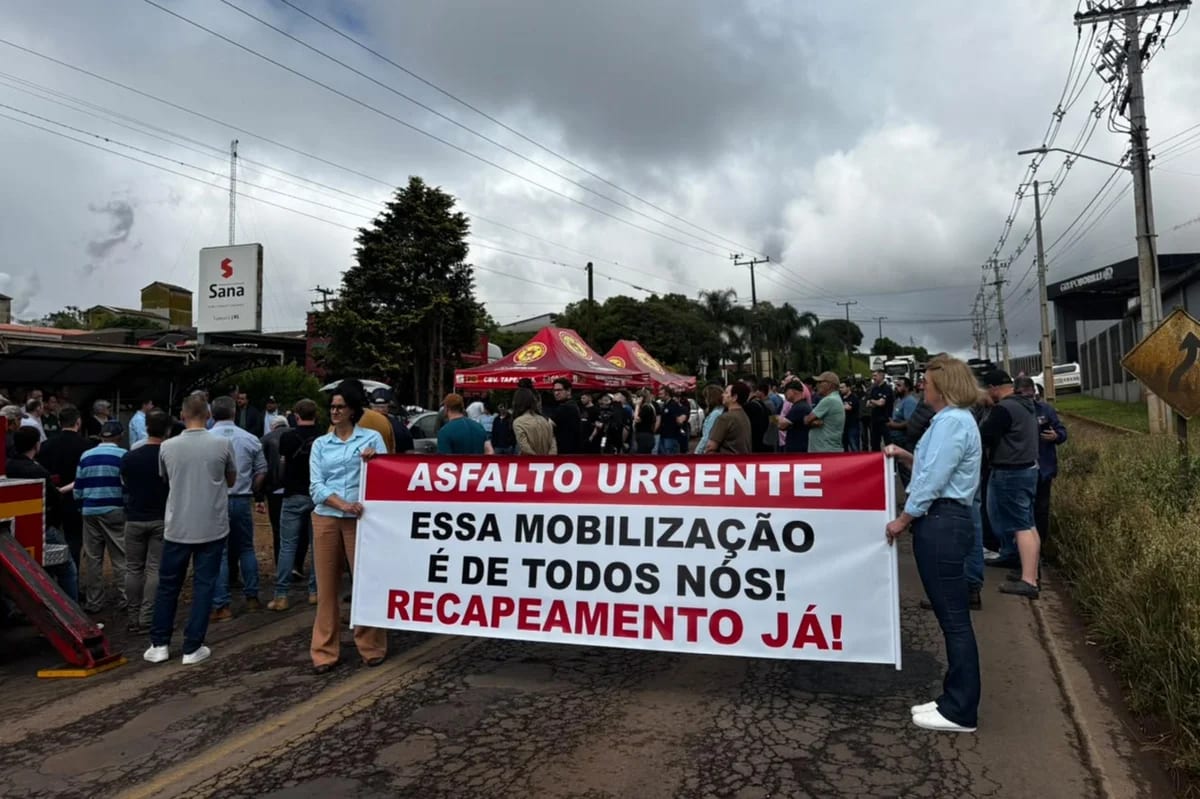 Moradores e empresários bloqueiam RS-463, entre Tapejara e Coxilha e cobram melhorias na rodovia