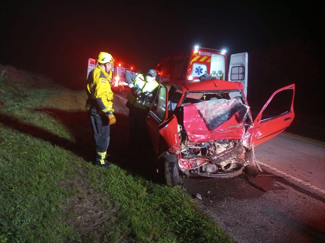 Motorista morre após colisão frontal entre carro e carreta na BR-282, em Bom Retiro