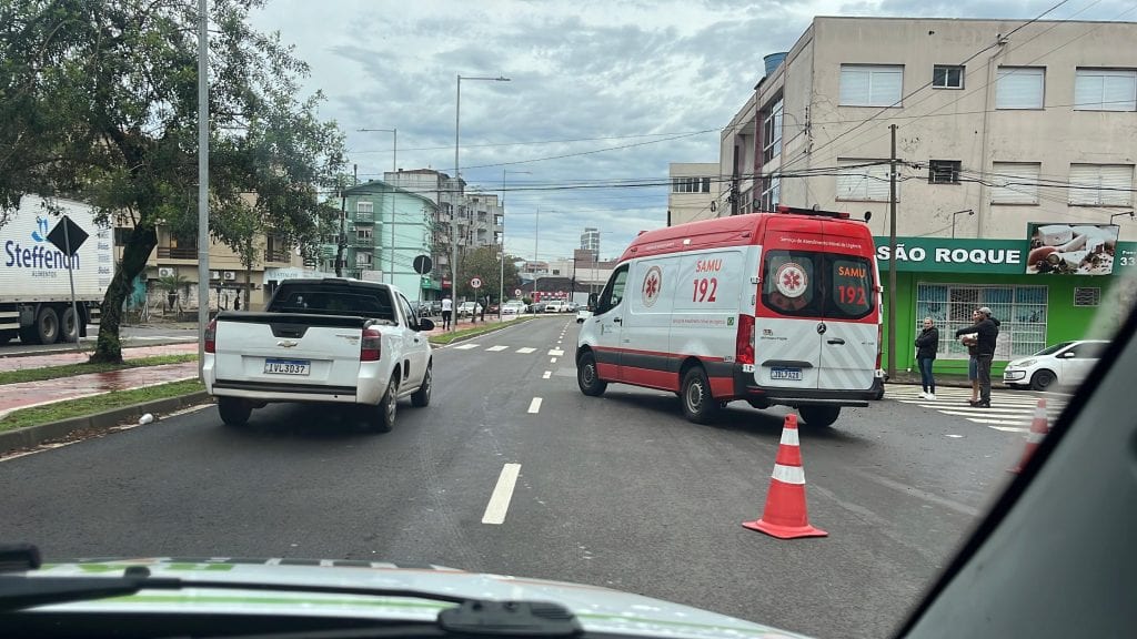 Motociclista fica ferida após colisão com carro na Avenida Presidente Vargas, em Passo Fundo