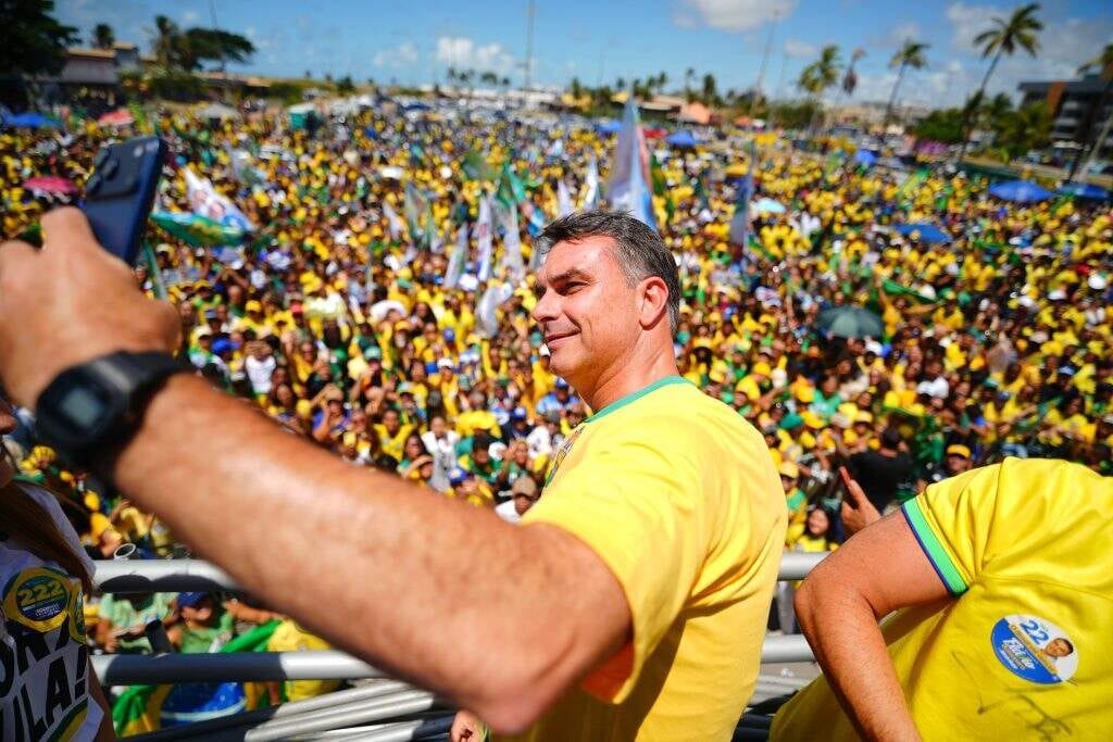 Flávio Bolsonaro diz que Lula “agrediu” os clubes de futebol ao proibir as empresas de apostas esportivas no Brasil