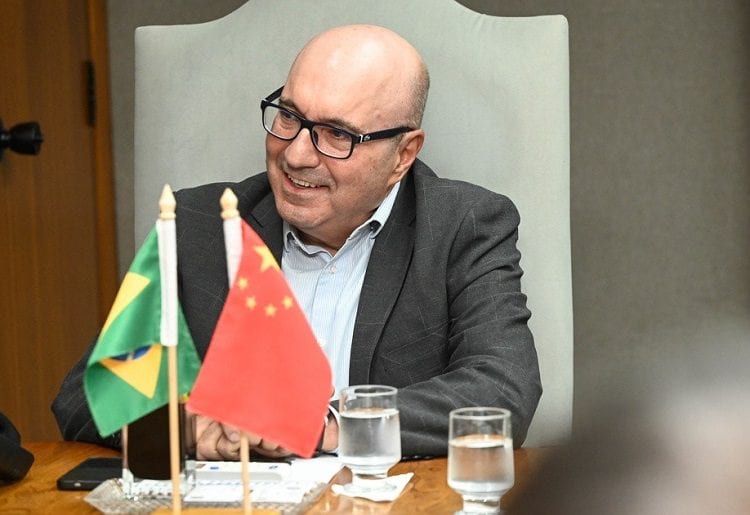 Dário Saadi viaja à China para atrair investimentos e Wanderley de Almeida assume Prefeitura