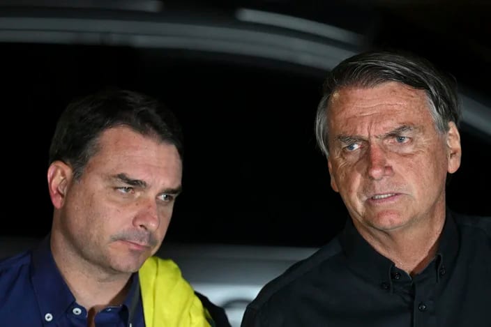 Moraes autoriza Flávio Bolsonaro a retomar visitas a Jair Bolsonaro, mas veta encontros com finalidade eleitoral