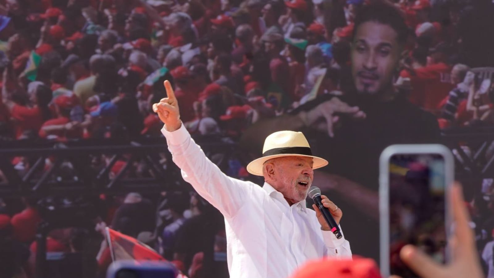 Lula envia carta em vídeo ao “Lula de 1979” e diz que democracia voltará