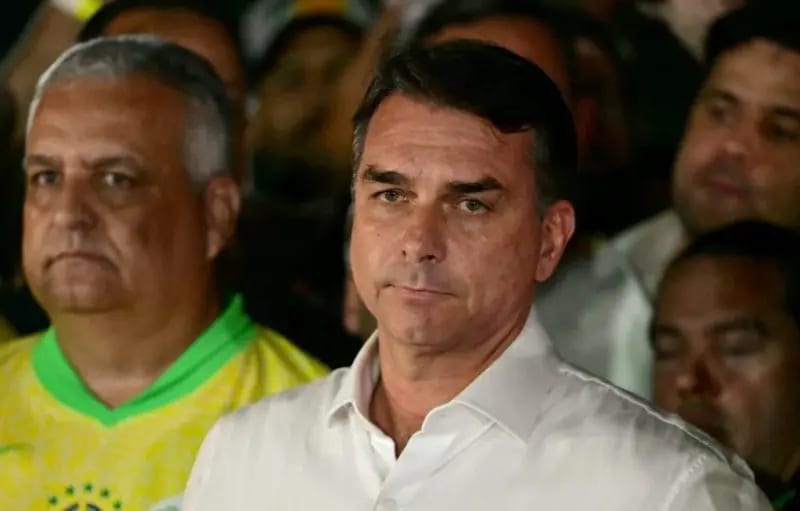 Comentário sobre Moraes determina que Flávio Bolsonaro entregue passaporte e proíbe que ele deixe o país por Rubens Serp