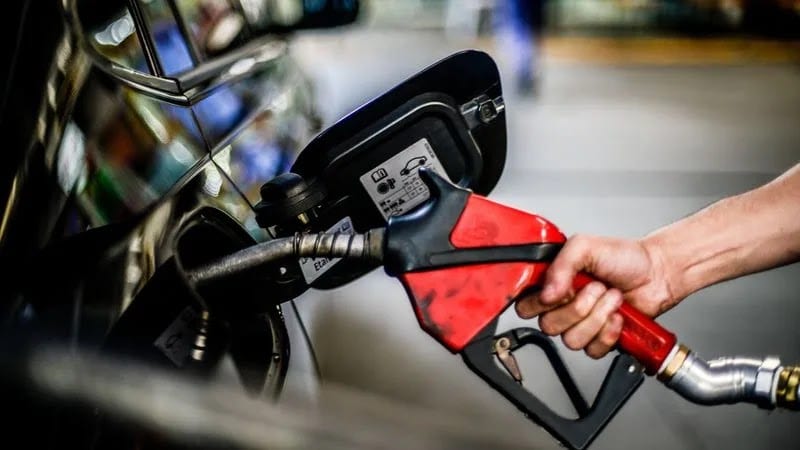 Governo zera impostos federais sobre gasolina