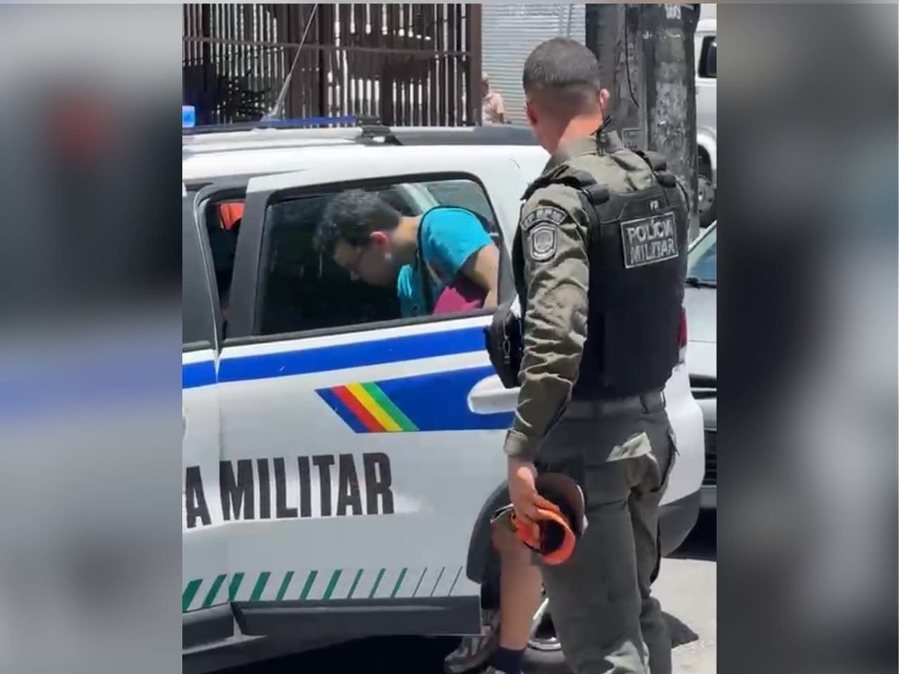 Estudantes da UFPE são presos pela PM após cartazes contra Bolsonaro e liberados pela PF