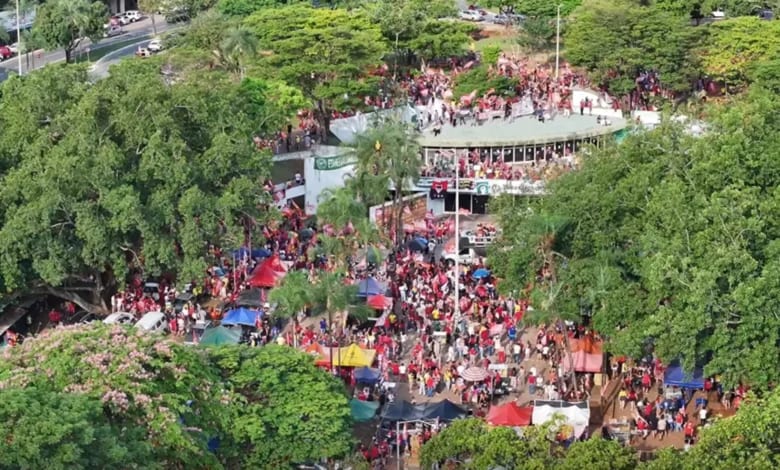 Eleitores de Lula realizam ato final em Goiânia na véspera da votação