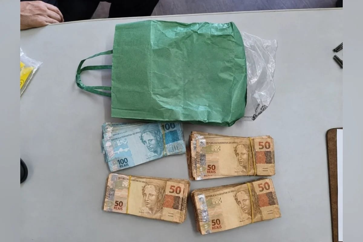 PF acha R$ 27,8 mil e material de campanha em avião