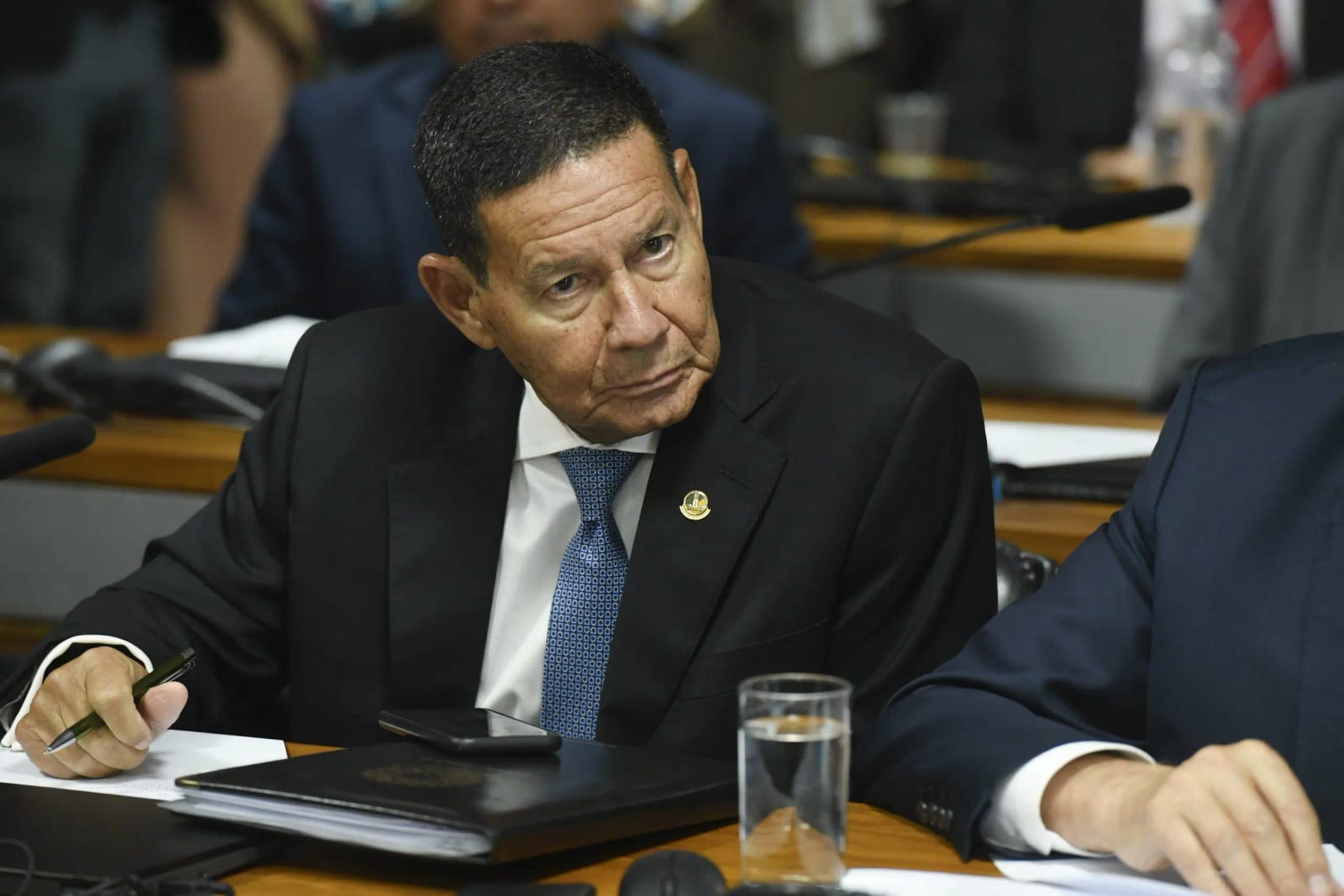 Mourão é o único senador a votar contra o fim da escala 6×1