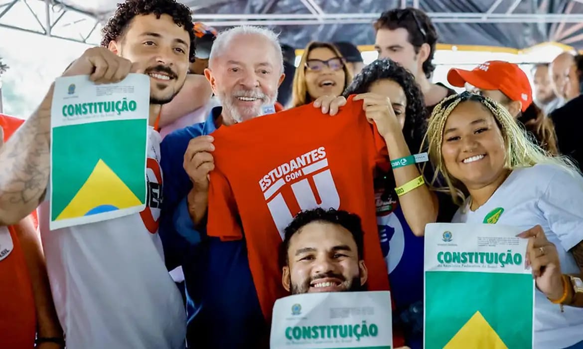 Lula promete Pé-de-Meia para universitários com pagamentos de R$ 700 mensais se for reeleito