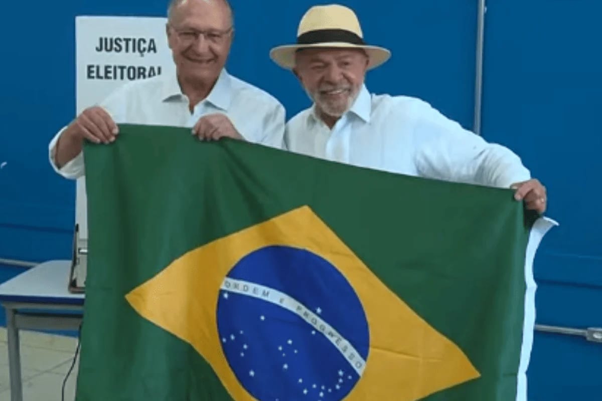Lula vota em São Bernardo do Campo e fala sobre escolha dos brasileiros