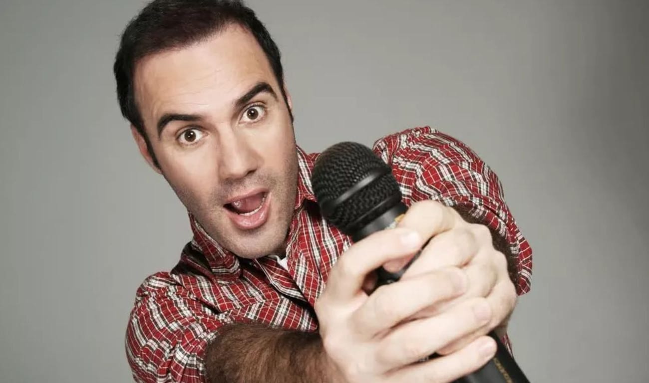 Diogo Portugal apresenta o show ‘Impróprio para Políticos’ em Guarujá