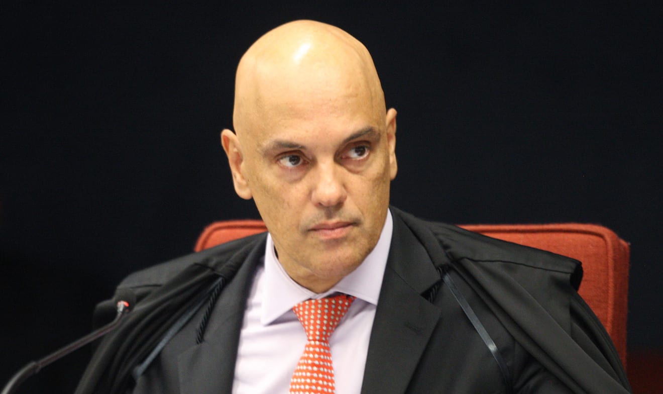 Moraes determina que Exército destrua sete armas de Bolsonaro