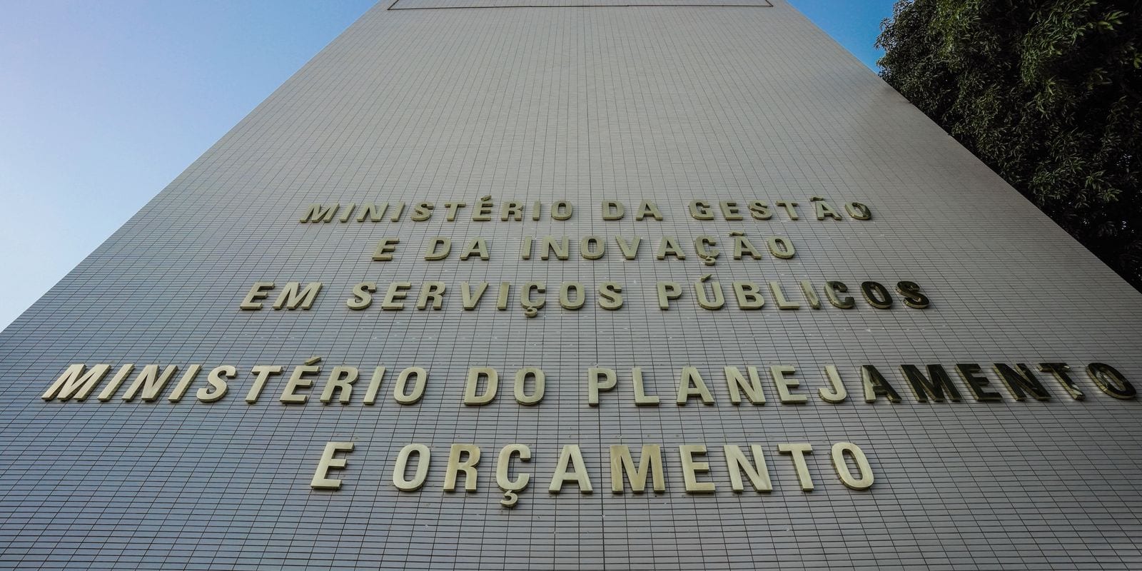 Governo libera R$ 5,2 bilhões para reforçar assistência social e saúde